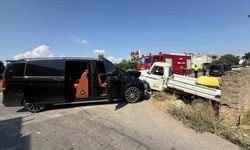 Serik'te VIP minibüs ile kamyonet çarpıştı: 1 yaralı