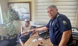 Serik'te zabıta ekipleri buldukları kayıp çantayı sahibine teslim etti