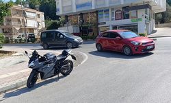 Sokağa dönmek isteyen otomobile motosiklet çarptı: 1 yaralı