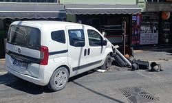 Ticari taksiyle çarpışan hafif ticarinin iş yerine girmesini trafik lambaları önledi