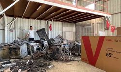 Yetkili servisin önündeki beyaz eşyalar ardı ardında patlayarak alevlere teslim oldu