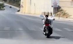 Alanya'da motosikletlinin tehlikeli hareketleri kamerada