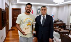 Vali Toros’tan Millî Tenisçi Kaplan’a Tebrik