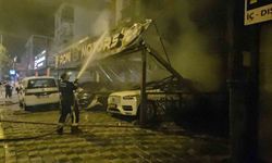 Antalya'da oto galeride yangın: 4 araç ve apartman hasar gördü