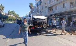 Antalya'da otomobil önce yayaya çarptı ardından otobüs durağına daldı: 3 yaralı