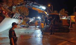 Antalya'da tır devrildi: Durakta bekleyen 2 kişi hayatını kaybetti