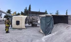 Arsuz'da devrilen kamyonun sürücüsü yaralandı