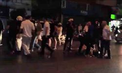 Cadde ortasında genç motosikletliyi döverek hastanelik ettiler
