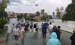 Cumhuriyet Meydanı'nda şemsiyeler açıldı, turistler yağmura rağmen gezilerini sürdürdü