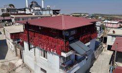 Kavurucu sıcakta tek tek ipe dizilen dolmalık acı biberler, mahalledeki balkonları kırmızıya bürüdü