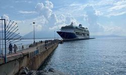 Lüks kruvaziyer bin 765 turist ile Alanya iskelesine demir attı