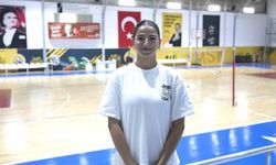Mersin'de voleybol kursunda keşfedildi, milli takıma kadar yükseldi