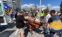 Motosiklet kavşakta dönüş yapan otomobille çarpıştı: 2 yaralı