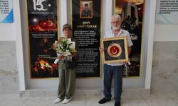 Şehit anne ve babası Türk bayrağıyla okulda