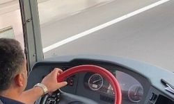 Yolcu otobüsü şoförünün seyir halindeyken müzik keyfi yolcu kamerasında