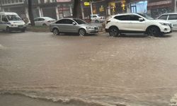 Aniden Bastıran Yağış Sokakları Göle Çevirdi!