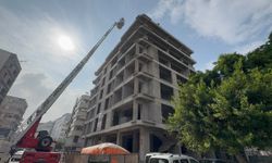 7 katlı binanın tepesinde intihara kalkışan kişi 2 saatlik çabayla ikna edildi