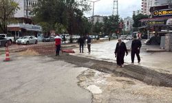 Adana'da şiddetli yağış sonrası yol çöktü
