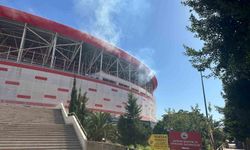 Antalya Stadyumu'nda işletmenin bacasından çıkan yoğun duman itfaiyeyi alarma geçirdi