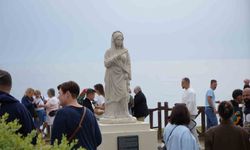 Antalya'da turistler yağmura şemsiye, şelaleye objektif açtılar
