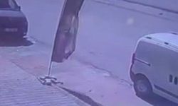 Binmek için kapısını açtığı otomobil, çarpmayla yerinden fırladı: O anlar kamerada