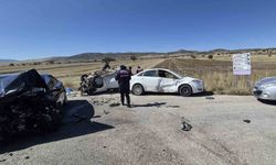 Burdur'da 3 aracın karıştığı kazada 1 kişi hayatını kaybetti, 7 kişi yaralandı