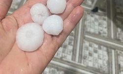 Hatay'da ceviz büyüklüğündeki dolu çevreyi beyaza bürüdü