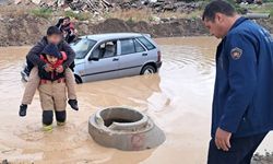 İtfaiyeci, göle dönen yolda mahsur kalan çocuğu sırtında taşıyarak kurtardı