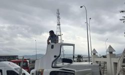 Kahramanmaraş'ta devrilen kamyon cami duvarına çarptı