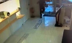 Kaldırım taşıyla bankanın camını kırdıktan sonra aramadık yer bırakmayan hırsızın eli boş döndüğü anlar kameraya yansıdı