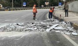 Karayoluna mermer parçalarını düşüren tır sürücüsüne para cezası