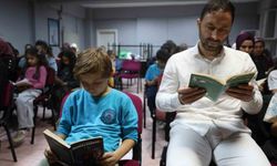 Kozan'da aileler çocuklarıyla birlikte ekranı kapatıp kitap okudu