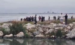 Mersin'de denize giren 3 gençten biri hayatını kaybetti