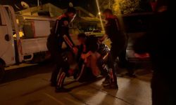 Motosikletinin çalındığını iddia eden alkollü şahıs, yoldan geçen otomobili polis aracı sanıp saldırdı