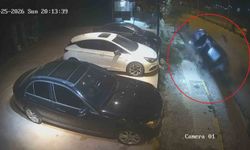 Seyir halindeki otomobil, park halindeki araca ok gibi saplandı