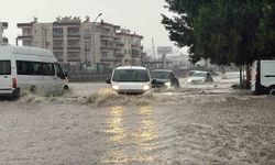 Tarsus'u sağanak vurdu, yollar göle döndü!