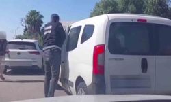 Torbacıların aracının önünü kestiler: 9 kilo skunk ele geçirildi