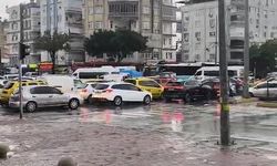 Trafik kilitlendi, sıkışan trafiği açmak için vatandaşlar devreye girdi