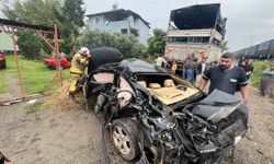 Trenin çarptığı otomobildeki 2 kişi yaralandı