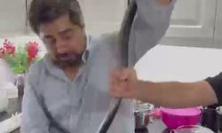 'Yılancı Kemal' 2 metrelik yılanı 4 saatlik mücadele sonunda çıplak elleriyle yakaladı