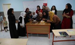 Yıllar sonra gelen mutluluk: Okuma-yazma öğrendiler, pasta kesip mezun oldular