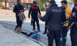 Yoldan geçen araçların önüne atladı, polis ekiplerine zor anlar yaşattı