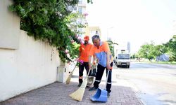 Belediye başkanı üniformayı giyip, süpürge ve faraşı alıp sokakları süpürdü
