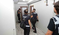 Mersin'de polis günübirlik evlerde 17 aranan kişiyi enseledi
