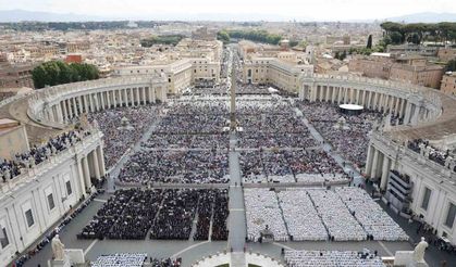 Papa 14’üncü Leo binlerce kişinin katıldığı törenle birlikte resmen göreve başladı