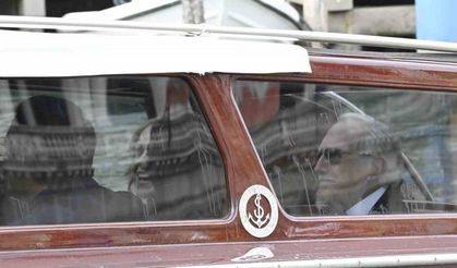 Amazon’un kurucusu Bezos ile nişanlısı Sanchez düğün törenlerinin 2. günü için tekneyle otelden ayrıldı