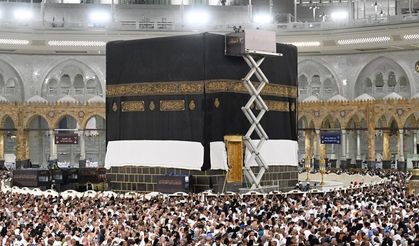 Kâbe’nin örtüsü değiştirildi