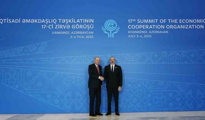 Cumhurbaşkanı Erdoğan, Ekonomik İşbirliği Teşkilatı’nın 17. Zirvesi’nde Aliyev tarafından karşılandı