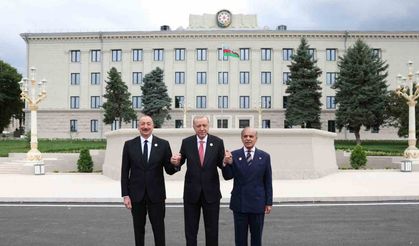 Erdoğan, Hankendi simge binası önünde fotoğraf çektirdi