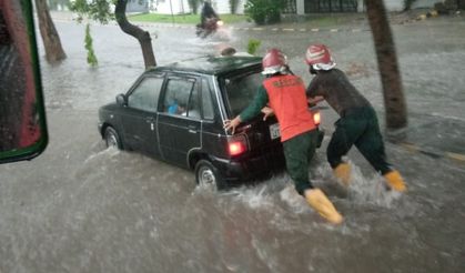 Pakistan’da muson yağmurlarının yol açtığı sellerde can kaybı 87’ye yükseldi
